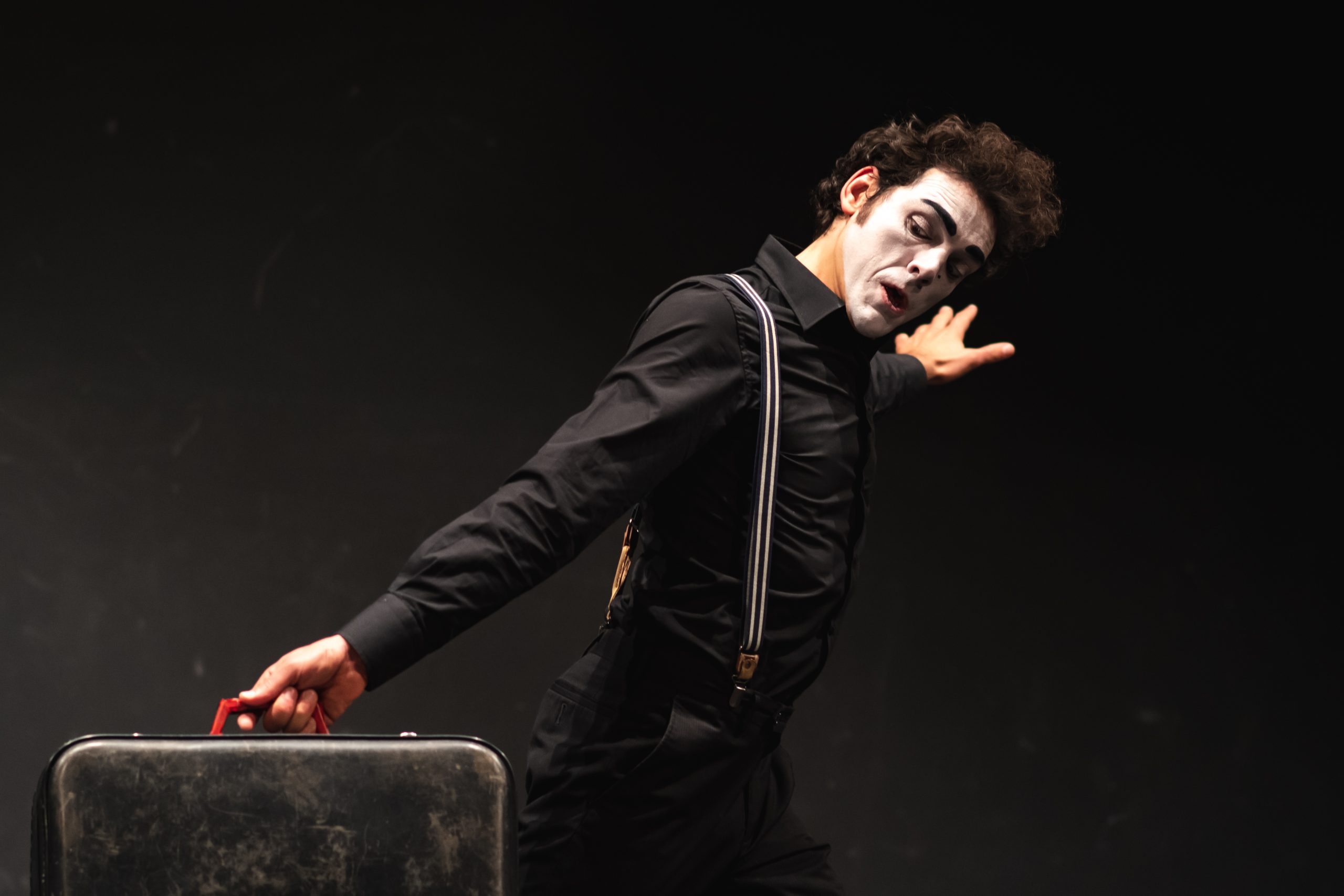 FROM A SUITCASE – Spettacolo di clown e mimo